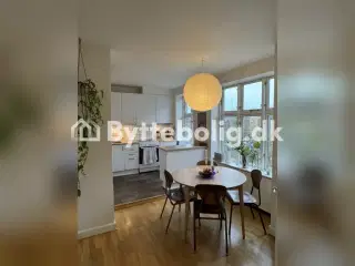 Stor lys lejlighed 300 meter fra søerne