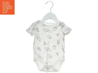 Kortærmet body fra F&F (str. 74)