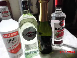 4 Flasker Smirnof, Bacardi, Martini ,Cava  samlet