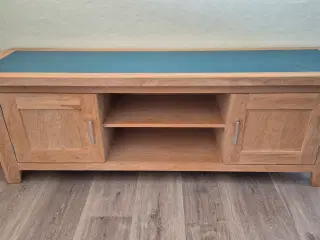 Tv bord i massiv egetræ