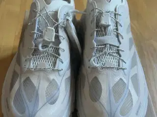 HOKA Clifton Satisfy