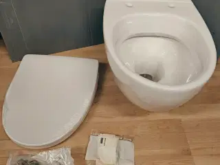 Toilet væghængt med sæde, Ifø sign Art. Ubrugt 