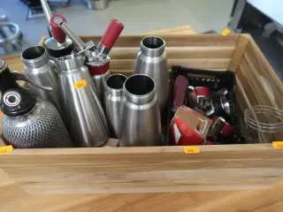 Kasse med sodasifonflasker