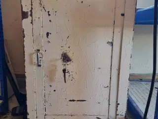 Pengeskab med nøgle sælges.