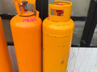 Gasflasker 1 ny og fuld og 1 halv fuld 33kg flaske