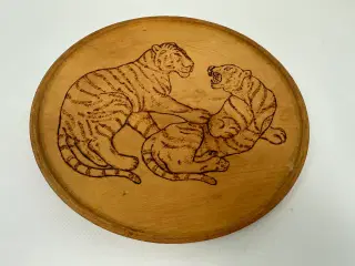 Vægrelief i træ med tigermotiv