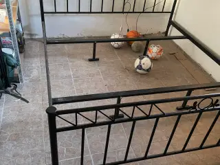 Sengeramme i sortmalet jern