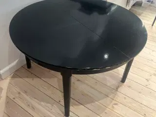 Spisebord i træ, sortlakeret, med 6 stole