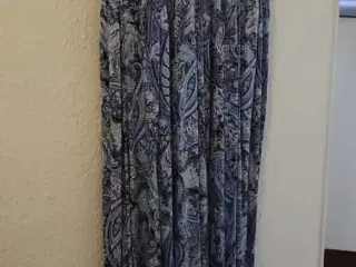 Lang Blå Kjole Med Mønstre 