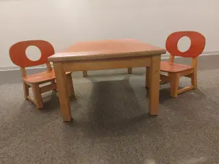 børnebord med 2 stole