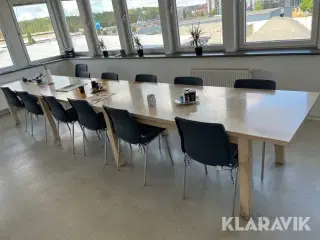 Spisebord med 14 stole