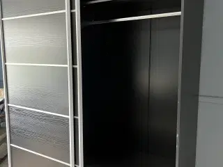 Garderobeskab med skydelåger