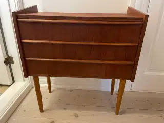 Lille teak kommode sælges