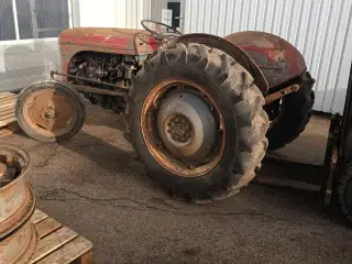 Grå Ferguson diesel traktor 