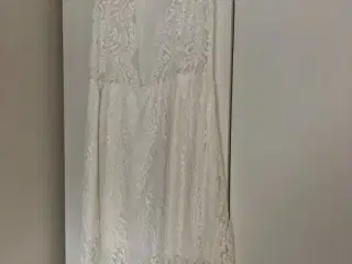 Konfirmationskjole “White and more” kjole sælges