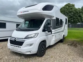 2022 - Adria Coral XL Axess A670 SL ”All-in”   Super velholdt autocamper med alkove