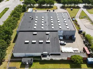 Højloftet lager m. to porte. mezzanin og kontor
