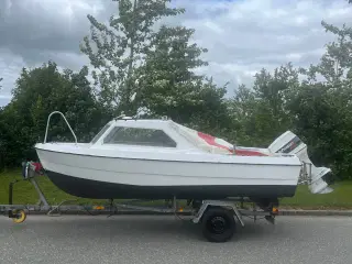 Kabinebåd med bådtrailer og påhængsmotor