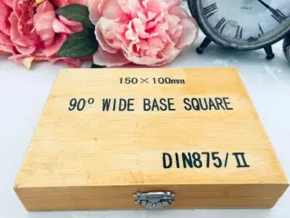 Ældre kasse i træ 