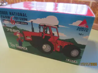 1 stk Ny Modeltraktor Massey Ferguson 7580 