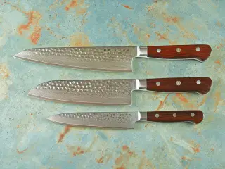 Køkkenknivsæt udført i 67 lags Damaskus stål.