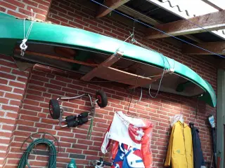 Kano glasfiber, med pagajer, redningsveste m.m