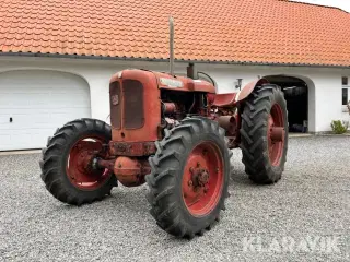 Traktor Nuffield Universial DM4 4WD