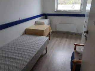 Rum med indhold bl.a. seng, bord, skabe, lænestol m.m.