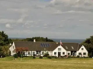 Gudhjemboen med fantastisk havudsigt til Gudhjem og naturen.
Solpaneler p� tager g�r opholdet b�redygtigt.