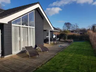 Sommerhus ved Hasmark Strand til 6(8) personer.
Moderne, hel�rsisoleret og meget t�t p� havet, udlejes privat