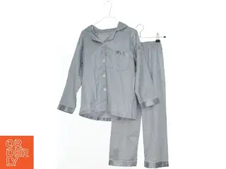Pyjamas i satin (str. 152)