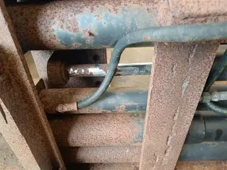 - - - Kraftige pallegafler med hydraulisk justerbar gafler