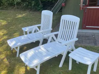 2 solvogne med skammel/sidebord i hvid plast