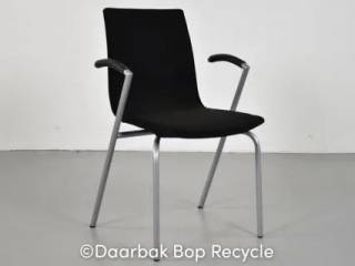 Four design g2 konferencestol med sort polster og stel i mat stål
