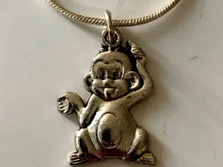 * Smuk halskæde med glad abe - i Tibetansk Sølv