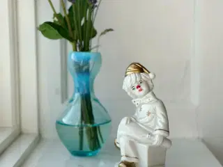 Porcelænsfigur, klovn på terning, bemalede detaljer