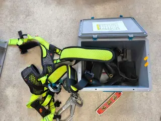 Kasse m. sikringsgrej samt div.