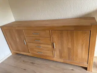 Skænk i massiv træ