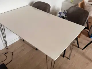 Hvidt spisebord 