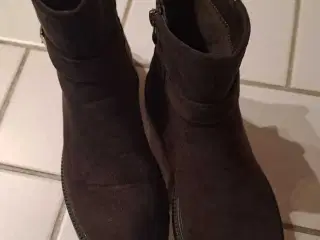 Ny ankelstøvle i mørkebrun ruskind str 38