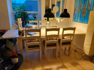 Stort flot solidt spisebord og 10 skønne stole