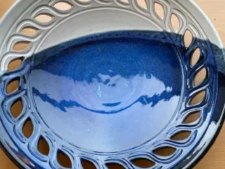 Flot keramik fad m. Hulmønster