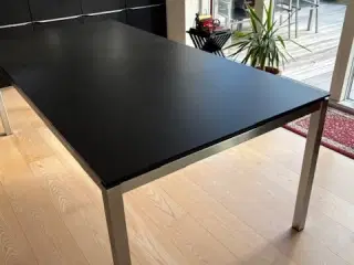 Sofabord i linoleum og børstet stål