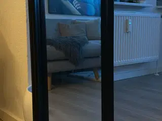Aflangt spejl på væggen der