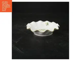 Porcelænsfad med blomstermønster fra B&G (str. Ø 15)