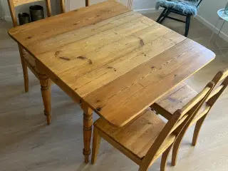 Flot gammelt bord med stole. 