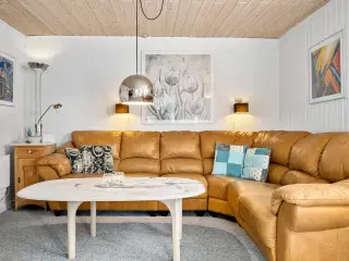Vejers Strand. Vesterhavet. Lille hyggeligt hus i yderste klitr�kke Bilfri strand. Lukket have. Kort g�afstand til byen med en stor legeplads.