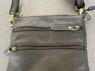 Taske med flere lynlås rum