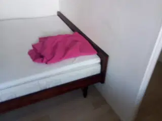 Trekvart seng i palisander, inkl. (top)madras