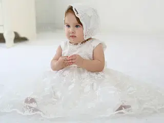 Elegant Lace Dåbskjole med Blomster (Helt ny)